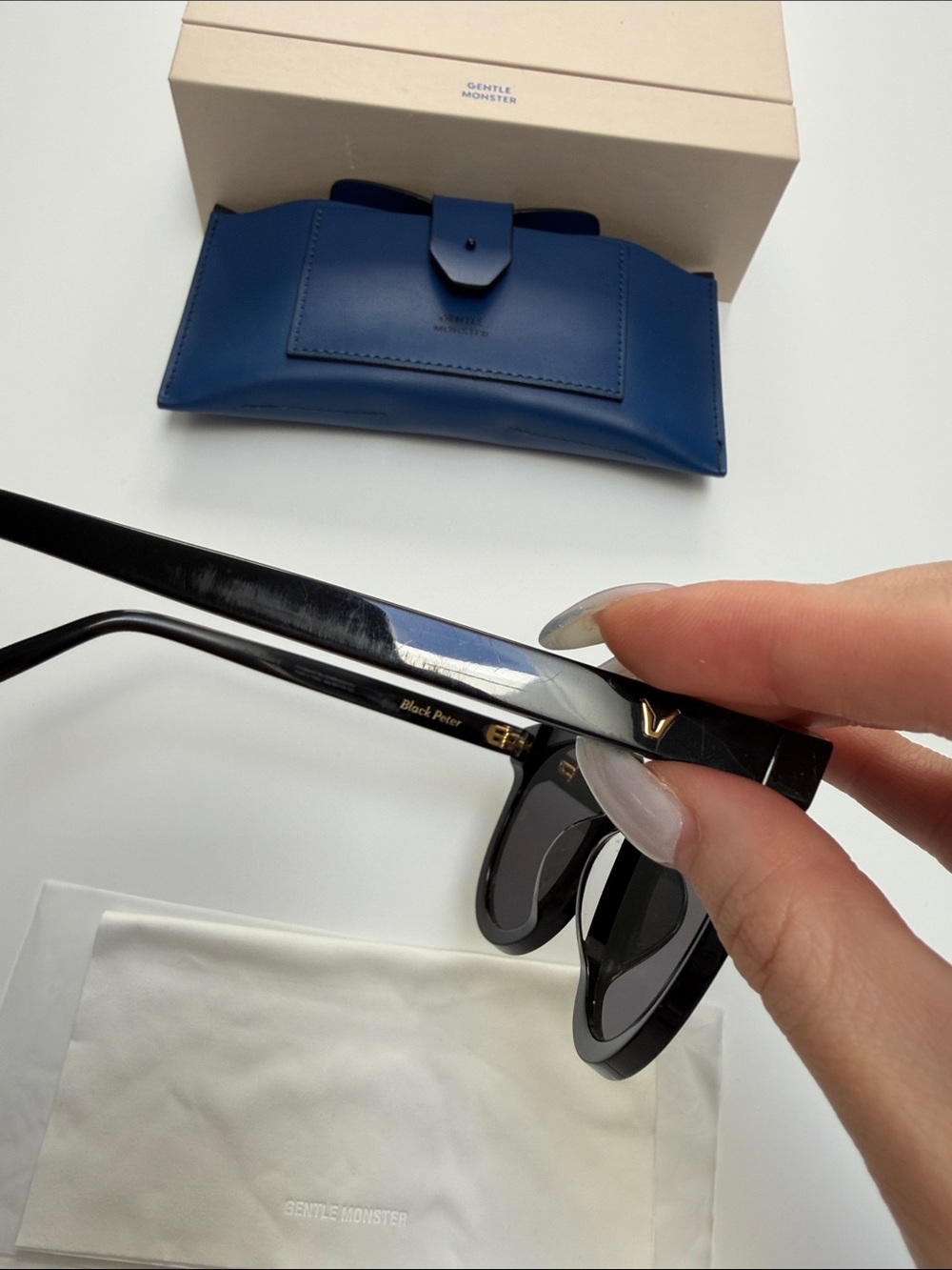 GENTLE MONSTER Black Cat-Eye Sunglasses with Blue Case - Picture 7 of 11